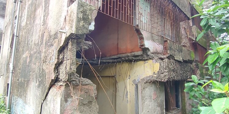 इमारतीच्या स्लॅबसह भिंत कोसळली