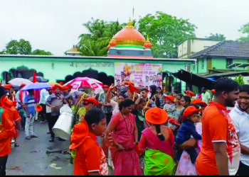 ओम साई मंडळातर्फे पायी पालखी