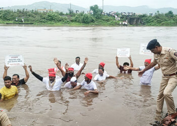 सिडकोविरोधात प्रकल्पग्रस्तांचे जलसमाधी आंदोलन