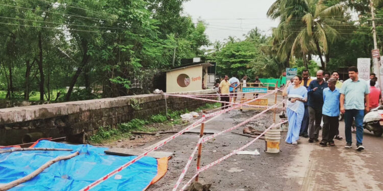 चित्रलेखा पाटील यांनी केली चिकणी पुलाची पाहणी