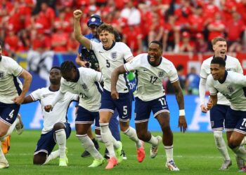 इंग्लंडची अंतिम फेरीत धडक