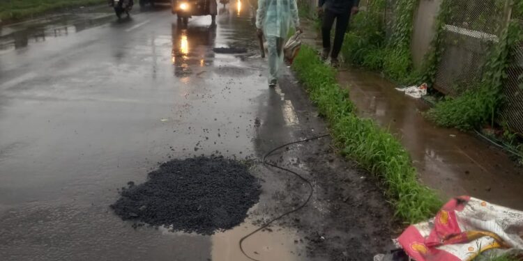 कर्जत शहरातील श्रीराम पुलावरील खड्डे भरले