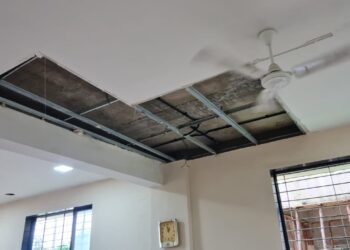 दिव्यांग मुलांच्या शाळेला गळती