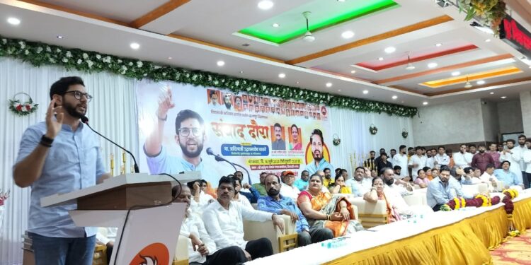 ‘गद्दारांचे सरकार उलथवणार’