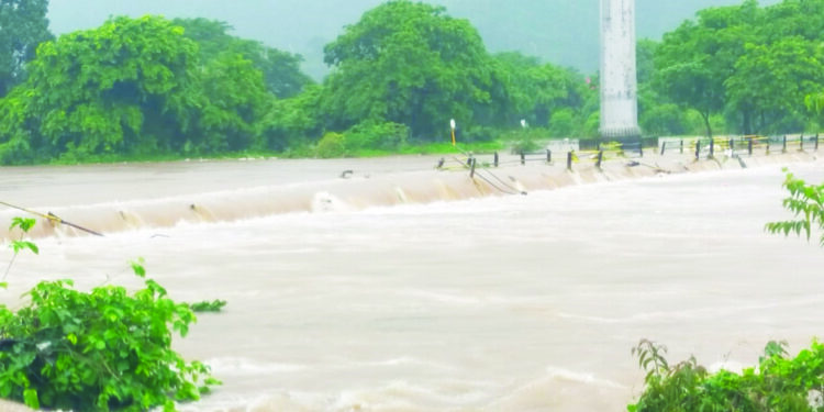 काळुंद्रे नदीचे नांदगाव पुलावर पाणी