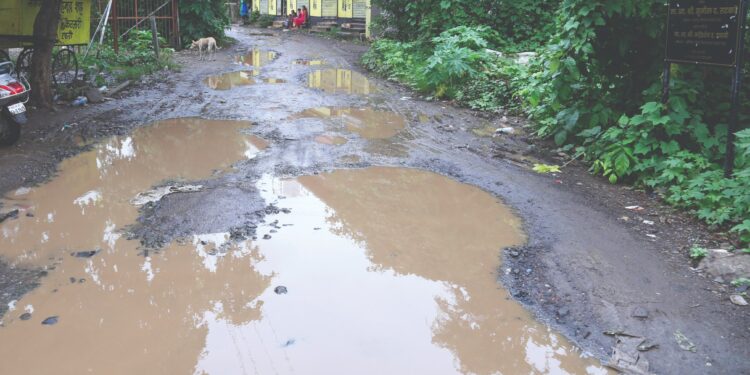 भूमीपूजन थाटात, रस्ता गटारात