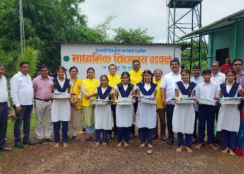 विद्यार्थ्यांना शैक्षणिक साहित्याचे वाटप