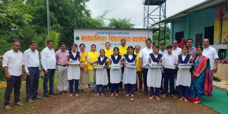 विद्यार्थ्यांना शैक्षणिक साहित्याचे वाटप