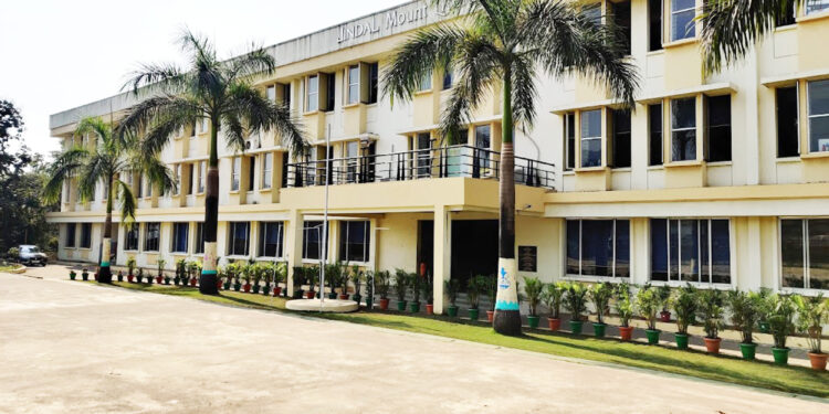 झी स्कूलने आदिवासी मुलांना डावळले