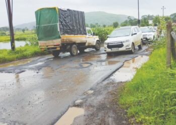 मुख्यमंत्र्यासाठी बनवलेल्या रस्त्यावर खड्डेच खड्डे