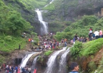 आषाणे धबधबा ठरतोय गर्दीचे केंद्र