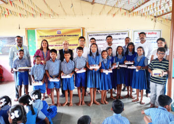 एक हजार विद्यार्थ्यांना शैक्षणिक साहित्य वाटप