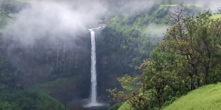 मुंबईतील रिल स्टारचा खोल दरीत कोसळून मृत्यू