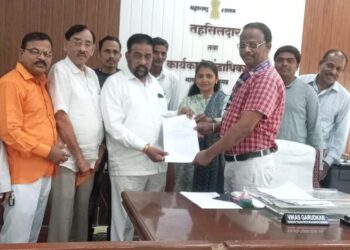 रास्त भाव दुकानदारांचे तहसीलसमोर धरणे आंदोलन