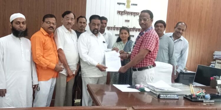 रास्त भाव दुकानदारांचे तहसीलसमोर धरणे आंदोलन