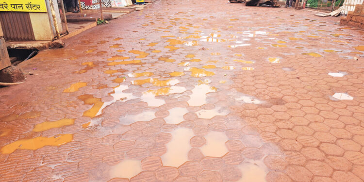 क्ले पेव्हर ब्लॉकच्या रस्त्याला खड्डेच खड्डे!
