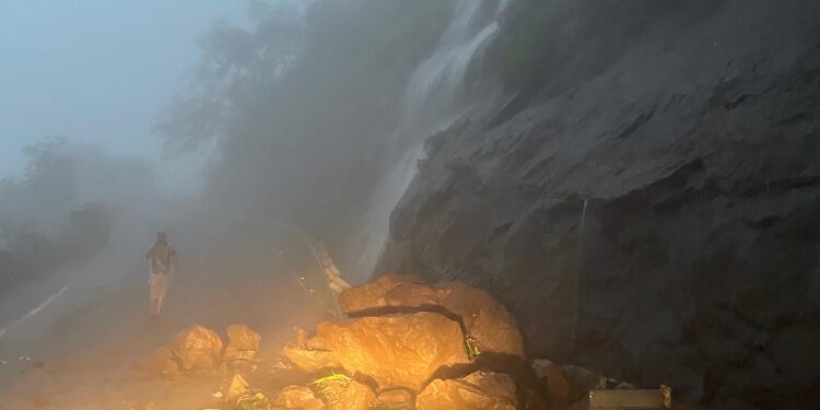 नेरळ-माथेरान घाटात दरड कोसळली