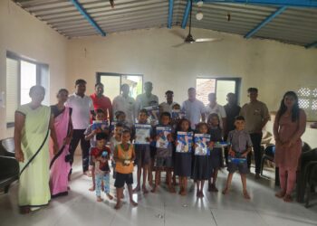 शाळेत शैक्षणिक साहित्याचे वाटप