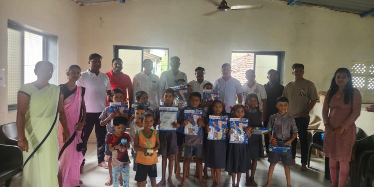 शाळेत शैक्षणिक साहित्याचे वाटप