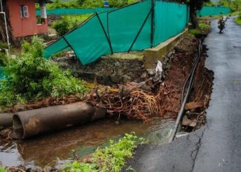 अतिवृष्टीत रस्ता गेला वाहून