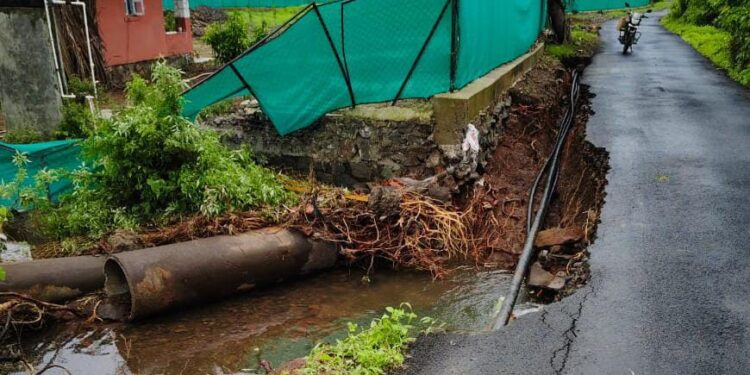 अतिवृष्टीत रस्ता गेला वाहून