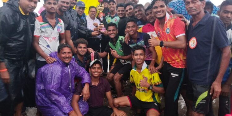 समुद्रकिनारी रंगल्या क्रिकेटच्या स्पर्धा