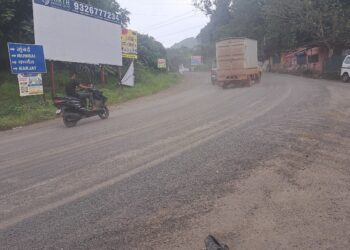 नेरळ गावातील रस्त्यावर धुळीचे साम्राज्य