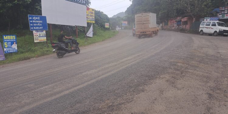 नेरळ गावातील रस्त्यावर धुळीचे साम्राज्य