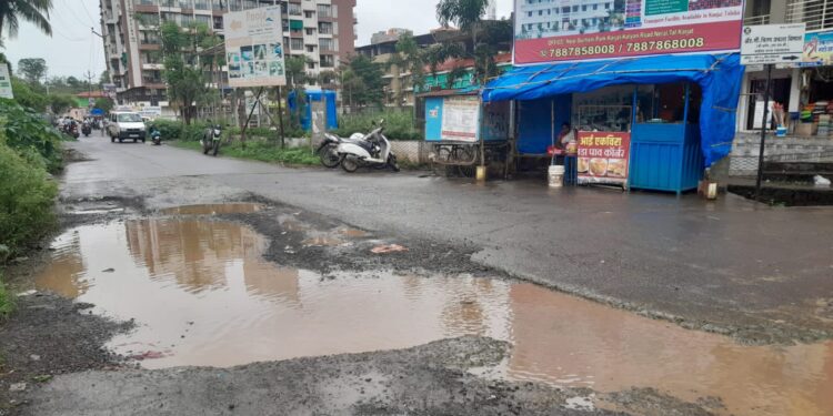 नेरळ गावातील खड्डे देतात अपघाताला आमंत्रण..