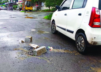 नेरळ-कळंब रस्त्यावर खड्ड्यांचे साम्राज्य
