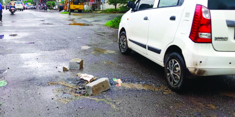 नेरळ-कळंब रस्त्यावर खड्ड्यांचे साम्राज्य