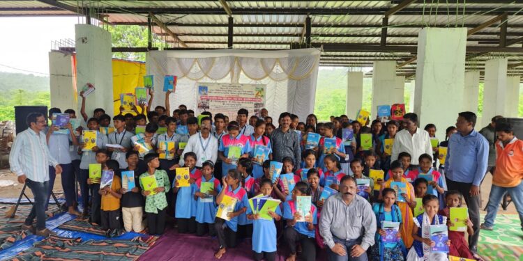 शाळांमध्ये शैक्षणिक साहित्य वाटप