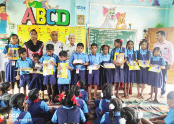 आपटवणे शाळेत शैक्षणिक साहित्य वाटप