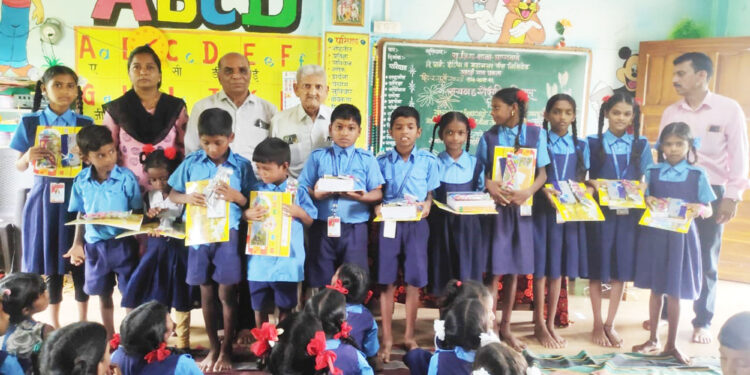 आपटवणे शाळेत शैक्षणिक साहित्य वाटप