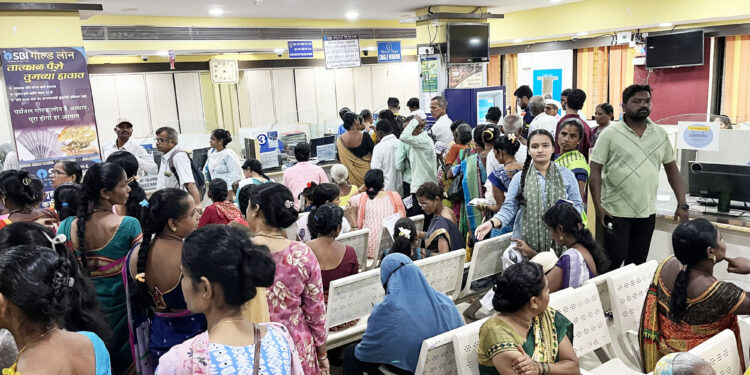 लाडक्या बहीणींची बँकेत गर्दी; कर्मचार्यांची झाली दमछाक