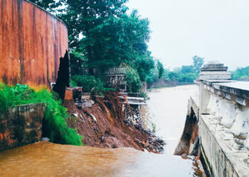 सोसायटीची कंपाउंड भिंत पडली