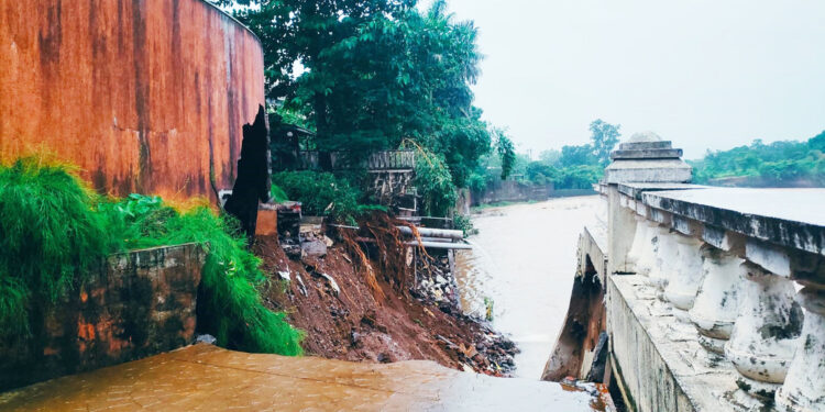 सोसायटीची कंपाउंड भिंत पडली
