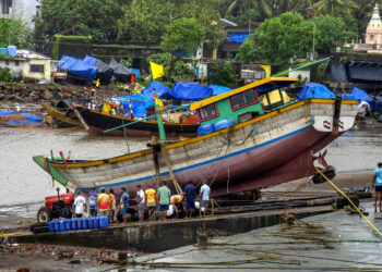 मुरुड समुद्रकिनारी मच्छीमारांची लगबग