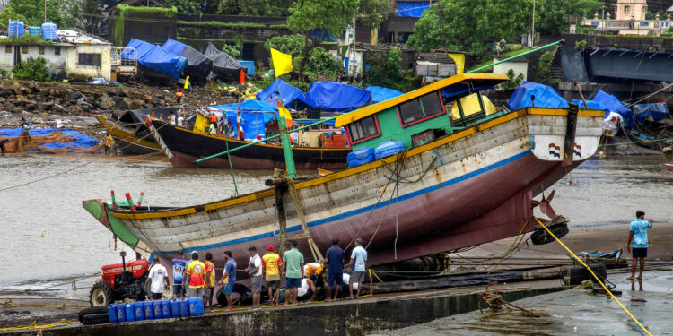 मुरुड समुद्रकिनारी मच्छीमारांची लगबग