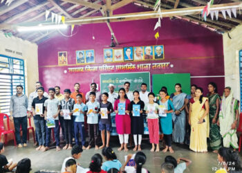 नवघर शाळेत शैक्षणिक साहित्याचे वाटप