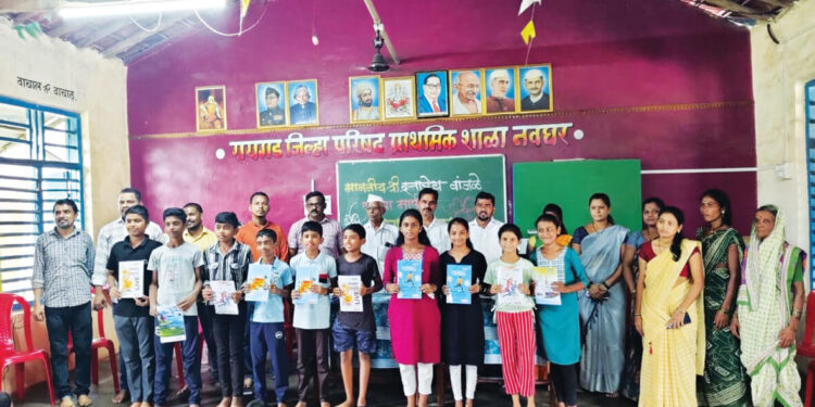 नवघर शाळेत शैक्षणिक साहित्याचे वाटप