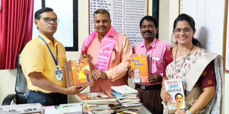 वाजेकर विद्यालयास 70 पुस्तके भेट