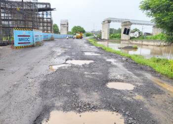 रोहा-नागोठणे रस्ता खड्ड्यात