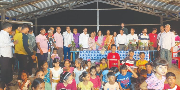 विद्यार्थ्यांचा गुणगौरव, साहित्याचे वाटप