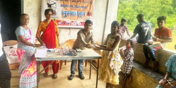 शैक्षणिक साहित्याचे वाटप