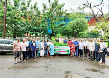 रहिवासी हितवर्धक संघाने केले वृक्षारोपण