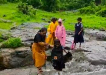 आदिवासी विद्यार्थ्यांचा धोकादायक प्रवास