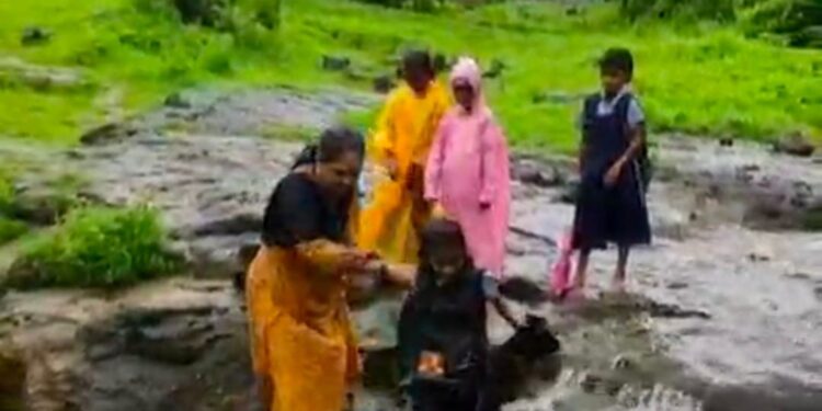 आदिवासी विद्यार्थ्यांचा धोकादायक प्रवास