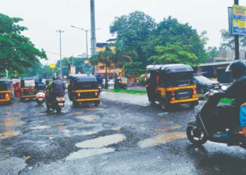 आदई सर्कल परिसरात खड्डे