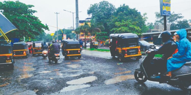 आदई सर्कल परिसरात खड्डे